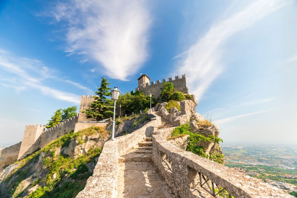 passo delle streghe e veduta delle tre torri di San Marino